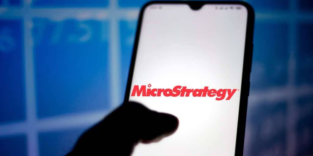 MicroStrategy's Bitcoin Focus Leads to Lower Price Target: Details